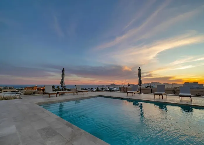 Arch Views 2 Pools 2 Jacuzzis Gym 3 King Beds Holiday home