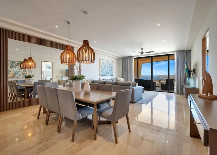 Arch Views 2 Pools 2 Jacuzzis Gym 3 King Beds Holiday home